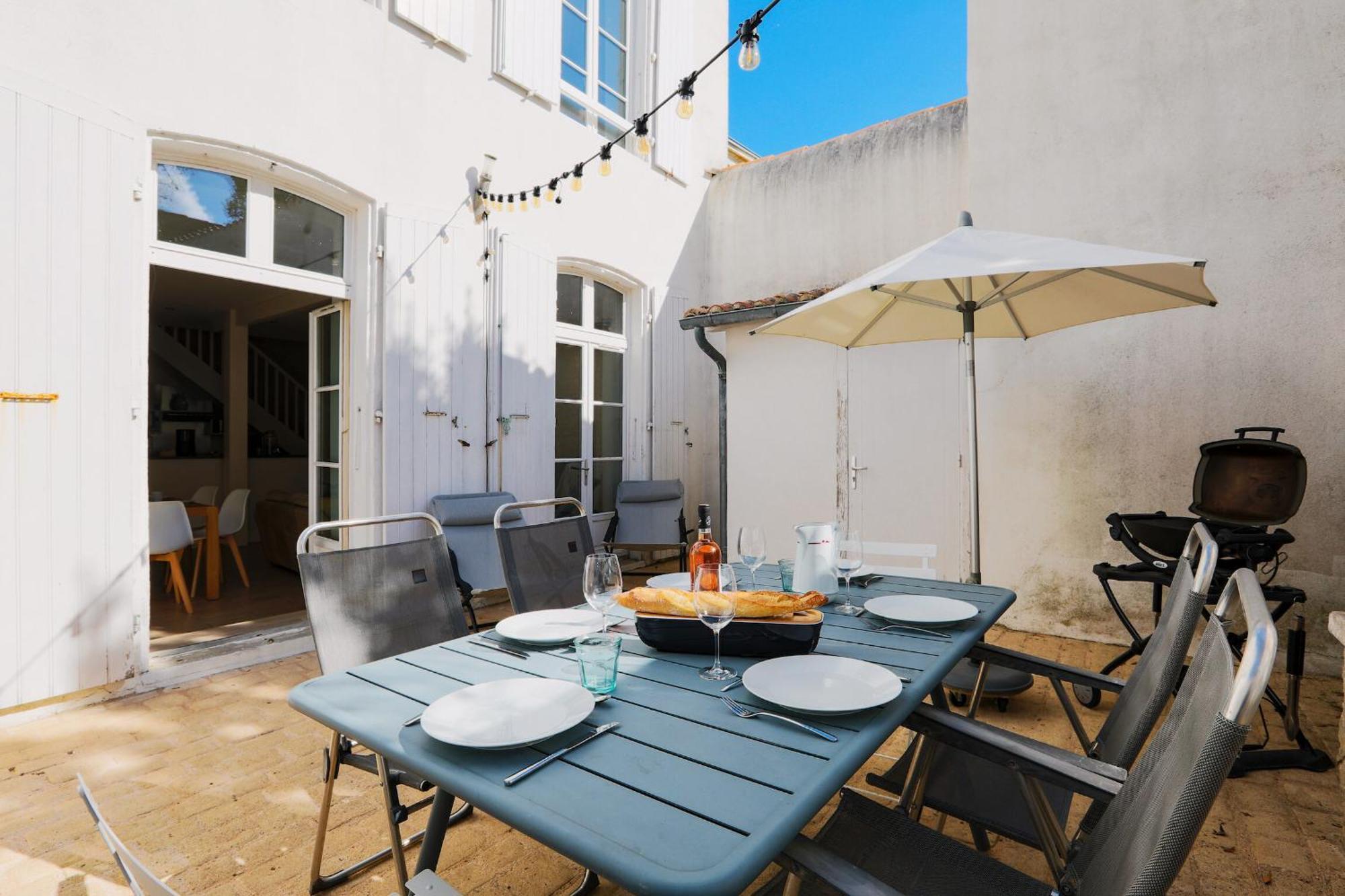 Duplex Joliment Decore Et Sa Cour Ensoleillee Saint-Martin-de-Re Exterior photo